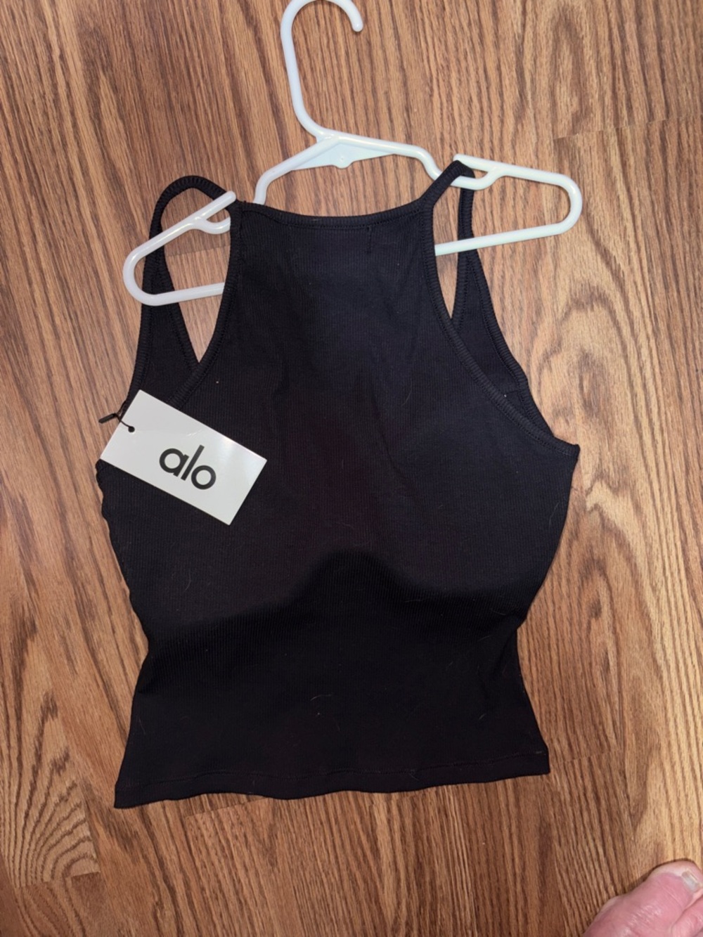 NWT Women’s ALO Yoga Black Ribbed Scoop Tank with Center Logo. Built in Bra - Picture 6 of 8
